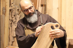 Giovanni, il &laquo;fralegname&raquo; nella bottega di spiritualit&agrave;: a Castellana il laboratorio dove il legno diventa arte