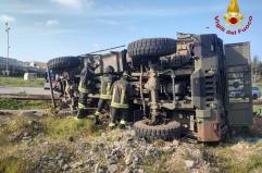 Brindisi, scontro tra un camion militare che si ribalta e un'autovettura: tre feriti