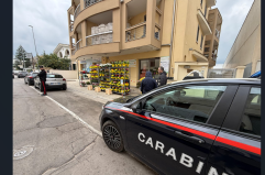 Matino, ordigno nella notte davanti alla vetrina d'entrata di un negozio di fiori FOTO