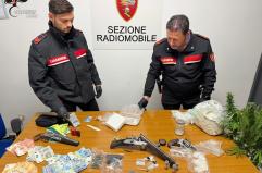 Veglie, nascondevano cocaina, pistole e fucili a canne mozze: arrestati un uomo e una donna