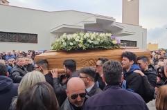 L'ultimo saluto a Loris Costantino, operaio morto all&rsquo;ex Ilva: lutto e dolore per una comunit&agrave; intera