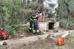 Brindisi, scoperta una base di stoccaggio e smantellamento: i pompieri recuperano targhe di auto in una cisterna