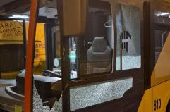 Taranto, autobus linea 15 preso a sassate: autista e passeggeri in pericolo