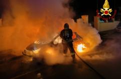 Mesagne, in fiamme un'autovettura nella notte: sconosciute le cause dell'incendio