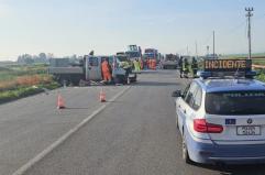 Scontro frontale tra due veicoli sulla Ss16: quattro feriti e traffico in tilt