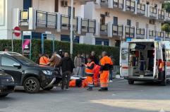 Taranto, operatore ecologico viene investito mentre &egrave; al lavoro: &egrave; ferito