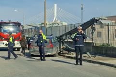 Bari, incidente &laquo;spettacolare&raquo; in via Bruno Buozzi: auto sfonda il guardrail, autista salvo per miracolo VIDEO