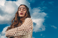 L'ansia del tempo che passa? Laila Al Habash la combatte a suon di musica e ironia