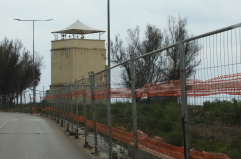 Bari, la spiaggia di Torre Quetta sembra ancora un cantiere. I dubbi del gestore: &laquo;Zero certezze&raquo;