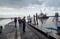 Taranto, piattaforma imbarca acqua nel porto: operazioni in corso per evitare l'affondamento