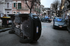 Foggia, urta contro due auto in sosta e poi si ribalta su un fianco: rocambolesco incidente all'alba