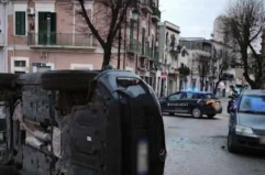 Foggia, urta contro due auto in sosta e poi si ribalta su un fianco: rocambolesco incidente all'alba
