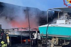 Gallipoli, in fiamme decine di imbarcazioni in un cantiere nautico: l'incendio doloso in via vicinale Nanni