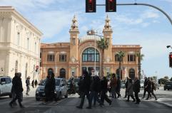 Bari presa d'assalto dai turisti: lunghe file al Teatro Margherita tra il traffico cittadino