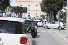 Bari presa d'assalto dai turisti: lunghe file al Teatro Margherita tra il traffico cittadino