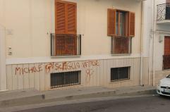 &laquo;Michele Bisceglia vattene&raquo;, a Mattinata l'attacco sul muro di casa della madre del sindaco. Indagano i carabinieri