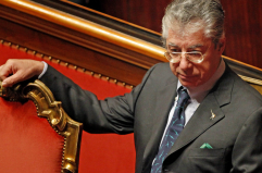 Il mito di Umberto Bossi, un antitaliano pi&ugrave; di forma che di sostanza