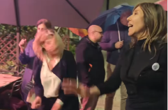 Referendum, a Lecce si festeggia ballando sulle note di Nada: in piazza anche Miglietta e De Castris VIDEO