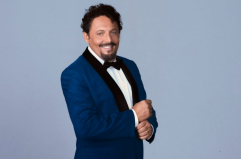 NON TOCCARE Enrico Brignano torna con &laquo;Bello di mamma!&raquo;: nuovi appuntamenti estivi in Puglia con lo show da record