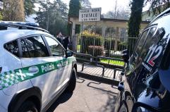 Bergamo, tredicenne accoltella a scuola una professoressa. Valditara: &laquo;Approvare subito norme sui coltelli&raquo;