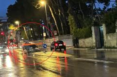 Bari, auto finisce in una voragine in via Fanelli: conducente illesa
