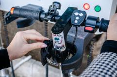 Bari, ecco le stazioni smart per bici e monopattini: 10 colonnine con ricarica gratis per i cittadini VIDEO