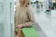 Taranto, scivola su chicchi d'uva in un centro commerciale e si frattura l'omero: risarcita con 23mila euro