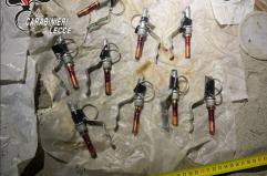 Melendugno, la corrente del mare trascina in spiaggia dieci detonatori per bomba a mano: intervengono gli artificieri