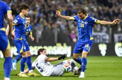 Un boato accoglie i giocatori della Bosnia, fischi poi applausi per gli azzurri