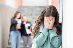 Lecce, bullizzano e aggrediscono una ragazzina vicino al teatro: Questore ammonisce una 13enne e una 14enne