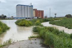 Nelle campagne del Foggiano famiglie isolate per l&rsquo;esondazione del Cervaro: Vigili del fuoco in azione con i gommoni