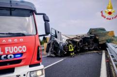 A14 nel caos: tir si ribalta e traffico in tilt verso Bari, riaperti tratti della SS16 dopo l&rsquo;emergenza maltempo