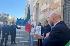 Bari Palese, ricollocata la targa del capitano Nicola Maiorano sul Municipio