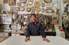 Bari, al quartiere Madonnella la falegnameria dove la magia di legno e colla d&agrave; vita ad opere d&rsquo;arte