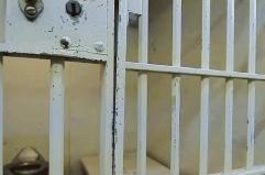 Bitonto, lancia sassi contro i genitori e li minaccia con il bastone: 33enne in carcere dopo anni di violenze