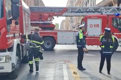 Bari, balcone pericolante in Corso Italia per colpa del vento: intervento dei vigili del fuoco