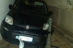 Colpo nella notte al punto scommesse: fuga folle tra i centri del Salento, bloccati dopo lo schianto contro un palo VIDEO