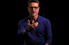 Scacco ai media, Fabrizio Corona porta &laquo;Falsissimo&raquo; a Bari in teatro: &laquo;I social sono destinati alla crisi. Contro le fake news basta ragionare...&raquo;