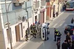 Ceglie del Campo, scontro tra un Suv e un'utilitaria: auto si ribalta in via Umberto I