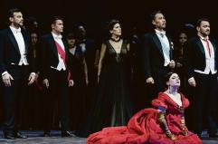 L&rsquo;amore si accende e si consuma: La &laquo;Traviata&raquo; torna al Petruzzelli di Bari