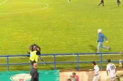 Monopoli-Foggia, gli ultras rossoneri invadono il campo: un uomo in manette sul campo