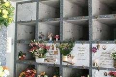 Taviano, profanano una tomba nella notte e rubano i gioielli dal collo della defunta: la donna era morta nel 2014