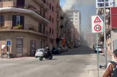 Taranto, incendio in un locale in via Napoli: le fiamme salgono velocemente ai piani superiori 