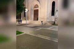 Bari, urina davanti all'ingresso della chiesa del Redentore. Il video scatena l'indignazione social: &laquo;Il Libert&agrave; abbandonato&raquo;