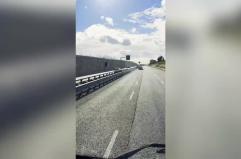 Altamura, auto contromano sulla statale: alla guida un anziano, un camionista lo ferma in tempo VIDEO