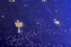 Palloncini bianchi e una coreografia per tutte le donne del mondo: il regalo dei fan per la prima tappa a Bari dei Negramaro