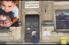 Calimera è sotto shock: il silenzio nel paese dopo la tragedia di Elia e Najoua. Il nonno del piccolo depone rose bianche davanti la casa VIDEO