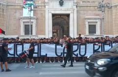 «No al caro biglietti»: i tifosi del Foggia protestano di fronte al Comune e disertano lo stadio VIDEO
