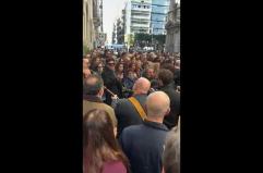Bari saluta per l'ultima volta Guido Di Leone, concerto improvvisato in strada alla fine delle esequie VIDEO