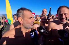 Bari, a mezzogiorno tuffo per tutti a Pane e Pomodoro nonostante l'acqua gelida 